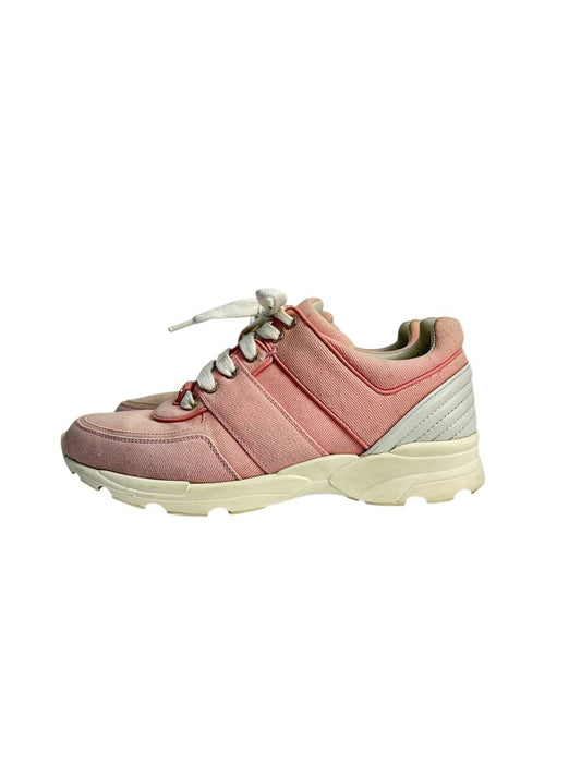 Pink sporty sneakers for everyday wear