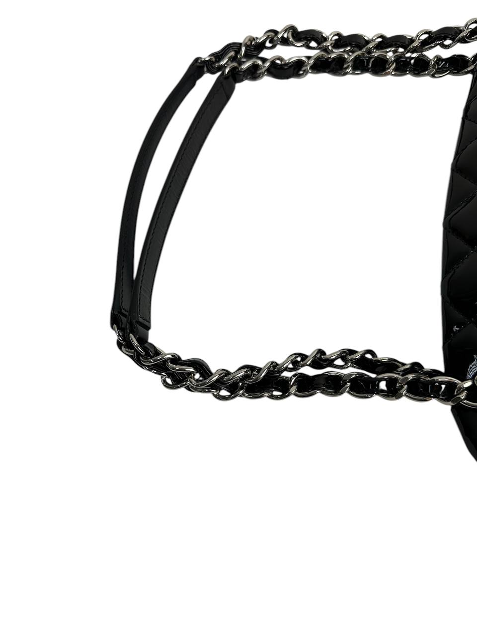 Patent leather bag with geometric focus