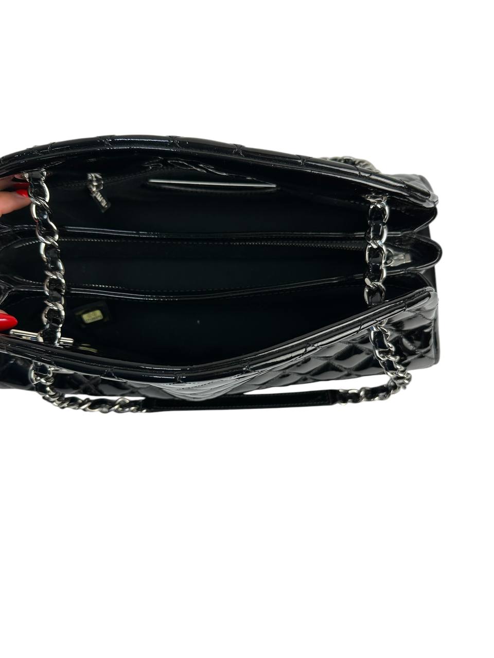 Patent leather bag with geometric focus