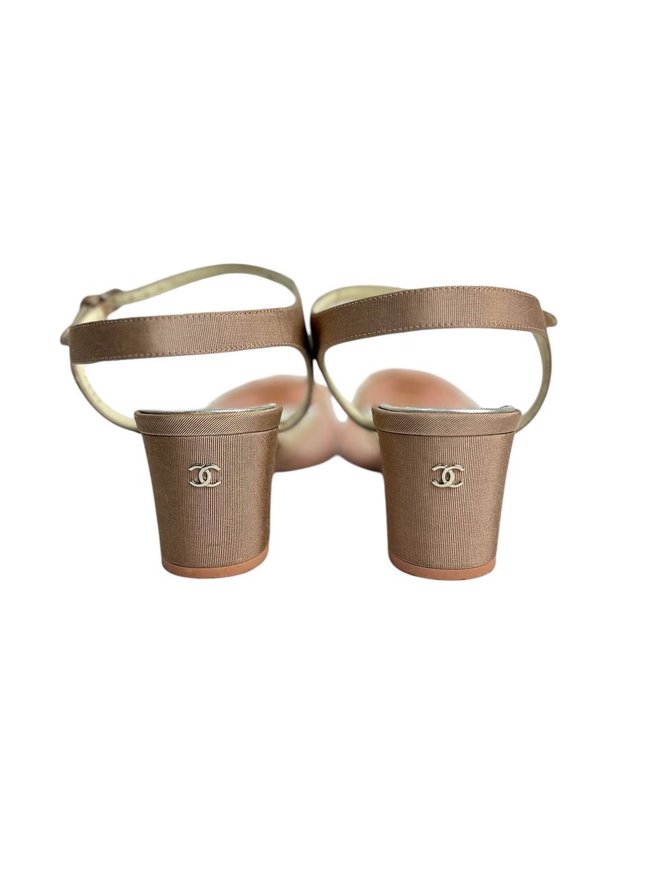 Airy accent in a classic silhouette