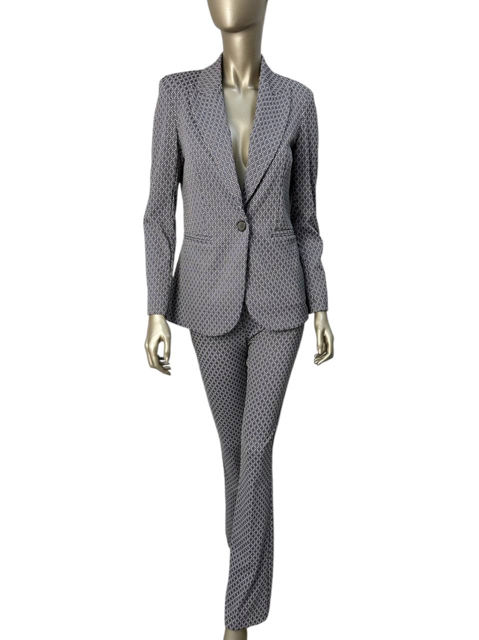 Fitted jacquard suit with geometric pattern