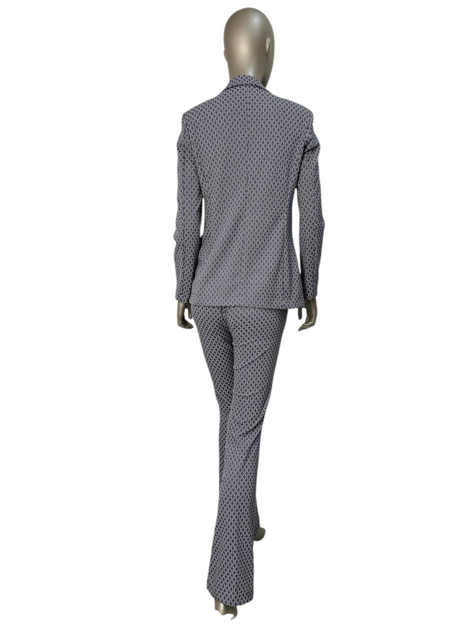 Fitted jacquard suit with geometric pattern