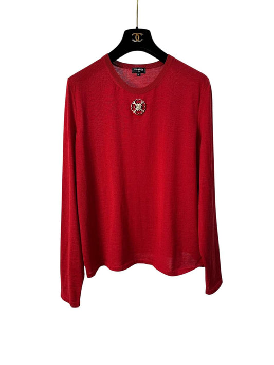 Cashmere pullover with brooch