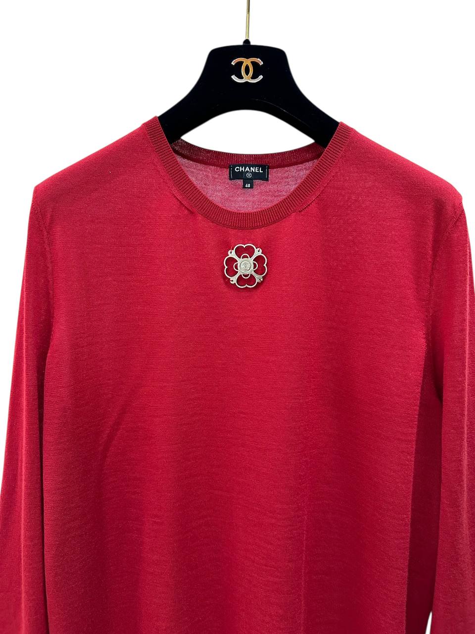 Cashmere pullover with brooch