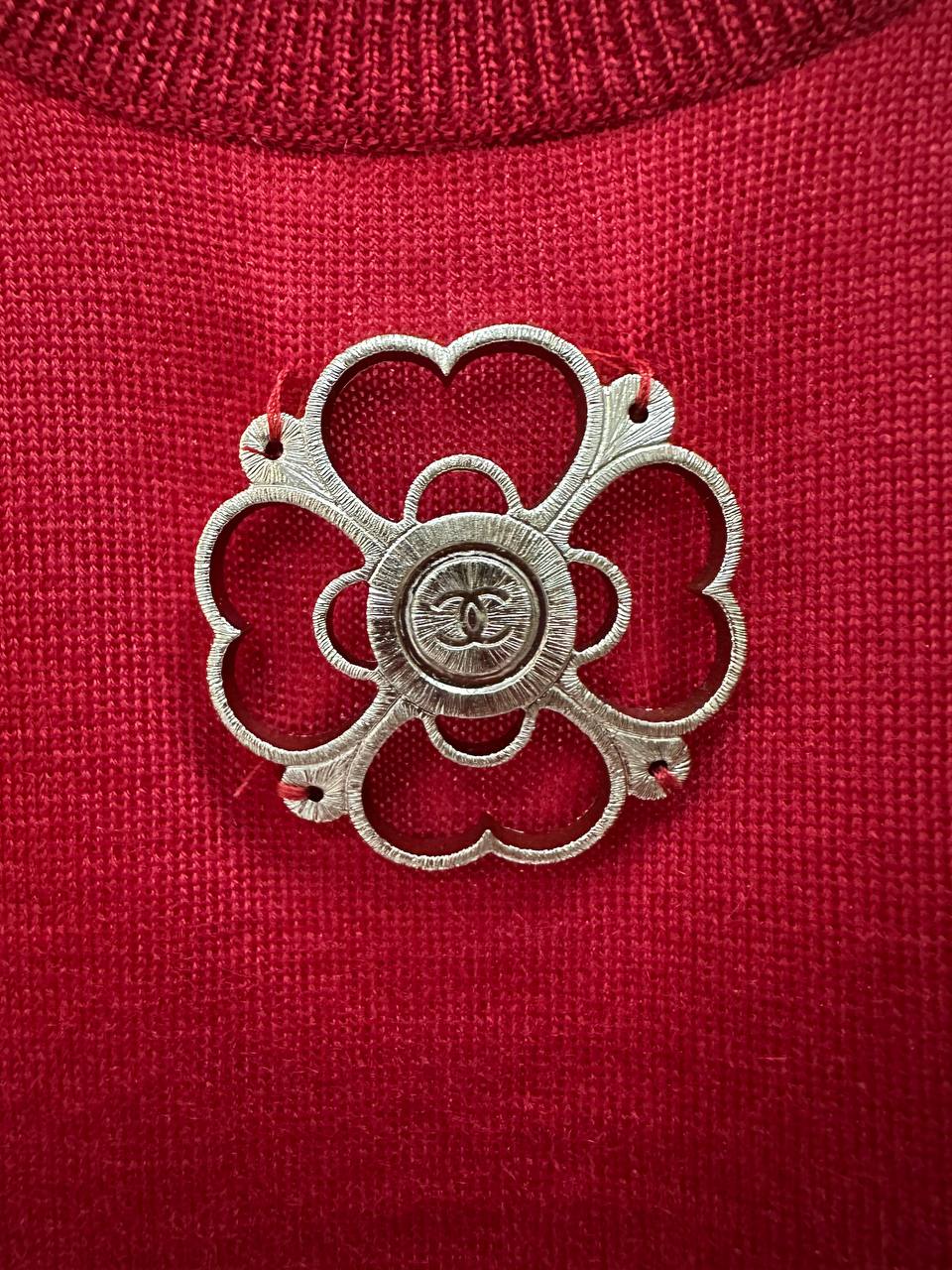 Cashmere pullover with brooch