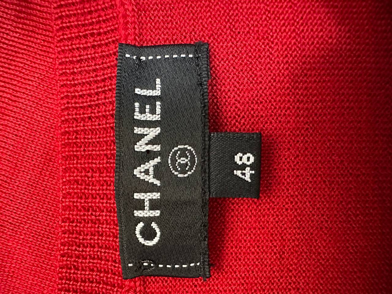 Cashmere pullover with brooch