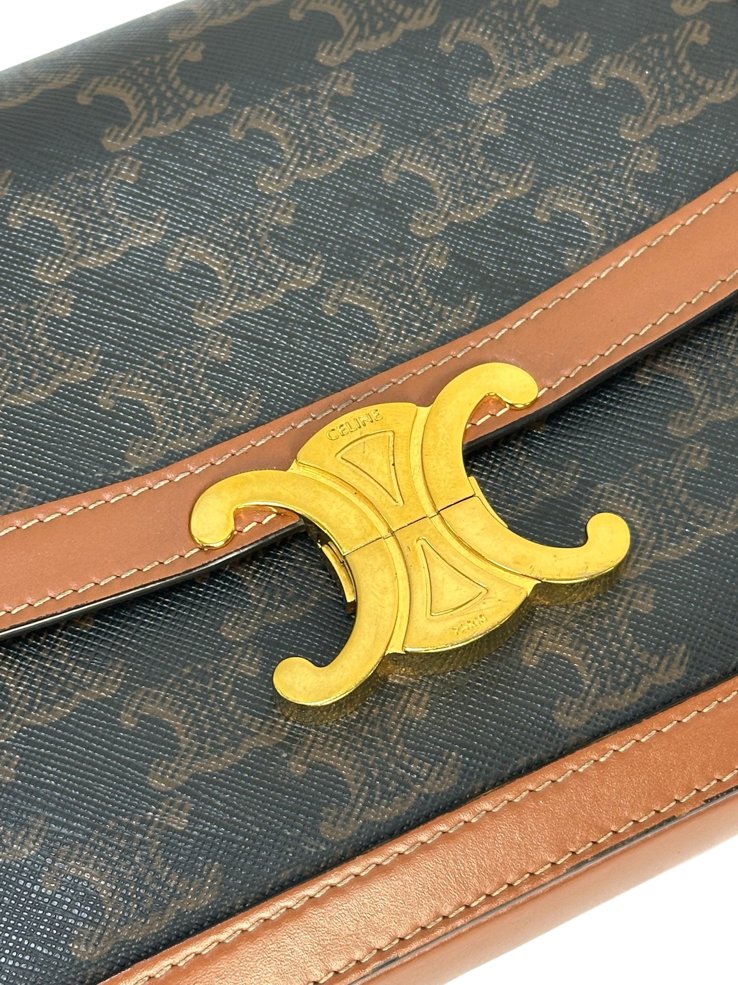 Shoulder bag with buckle