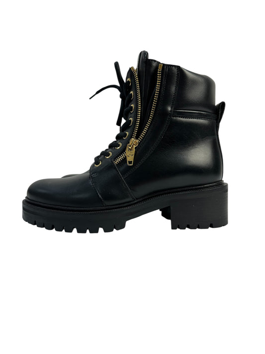 Genuine leather boots with metallic zippers