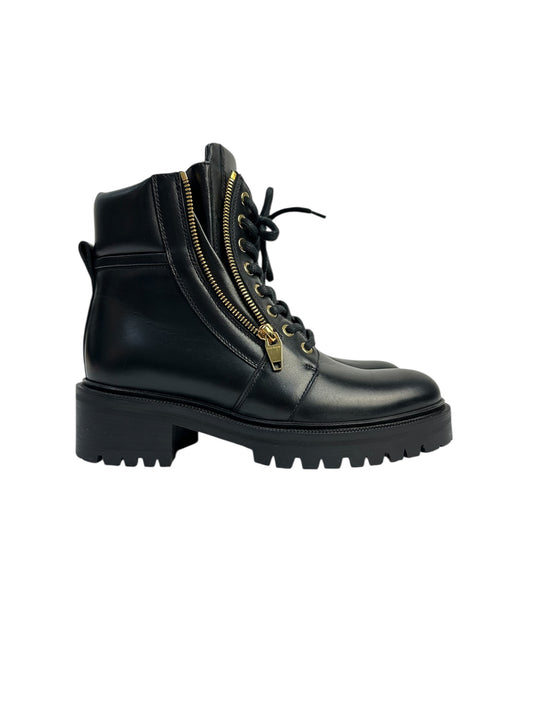 Genuine leather boots with metallic zippers