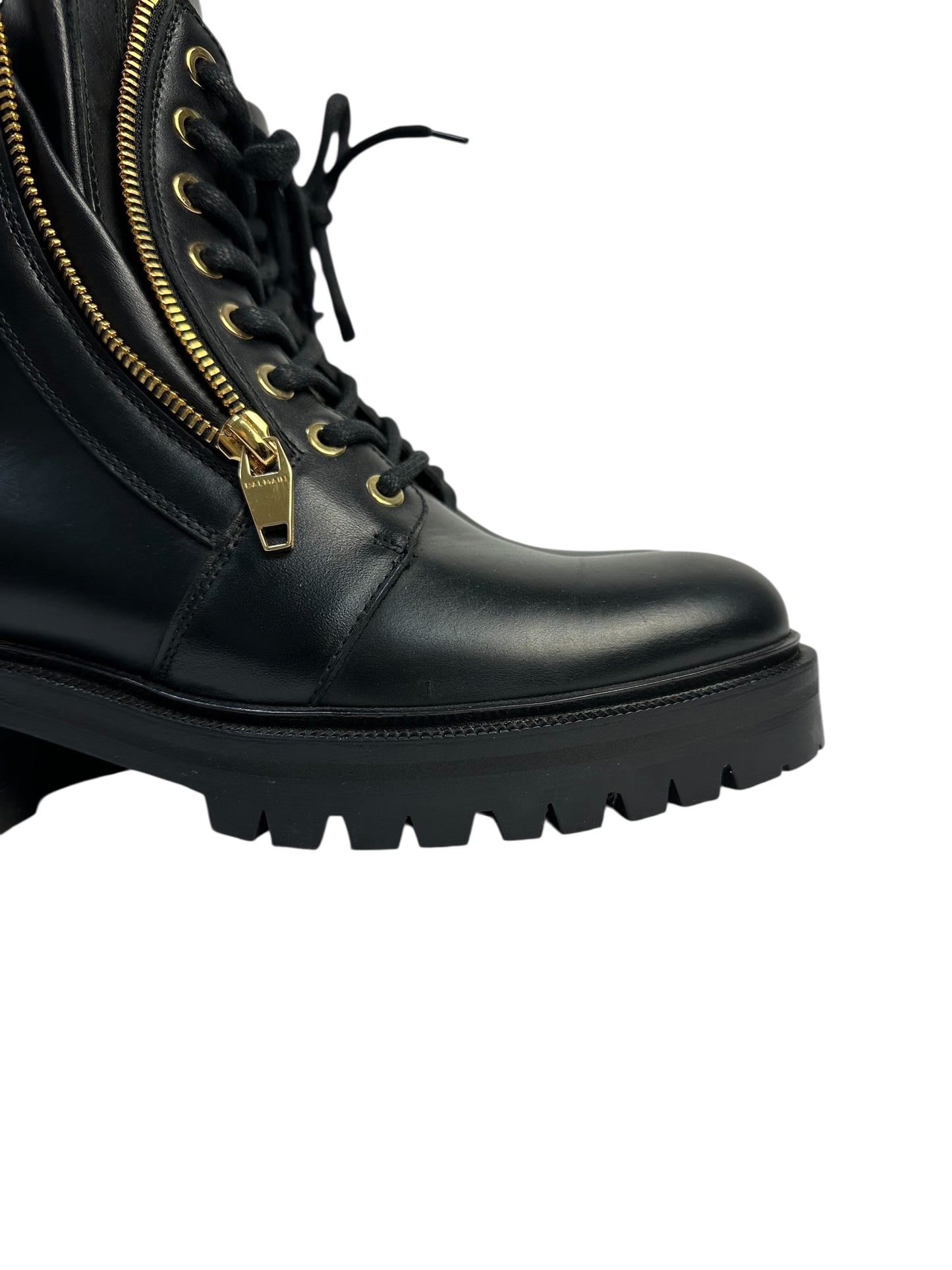 Genuine leather boots with metallic zippers