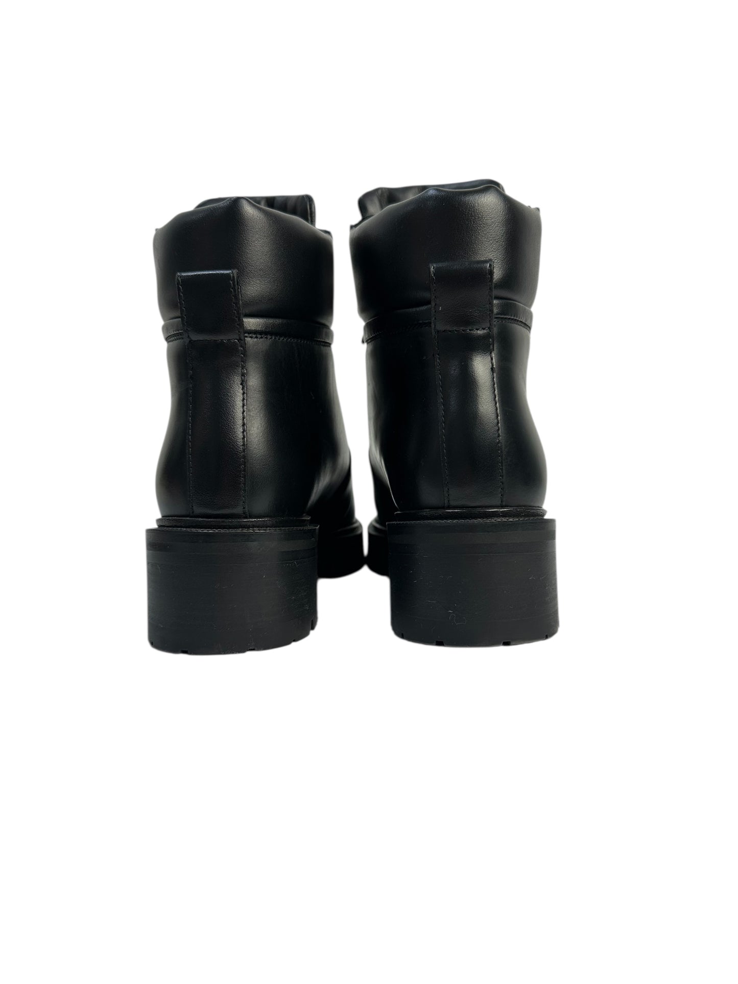 Genuine leather boots with metallic zippers