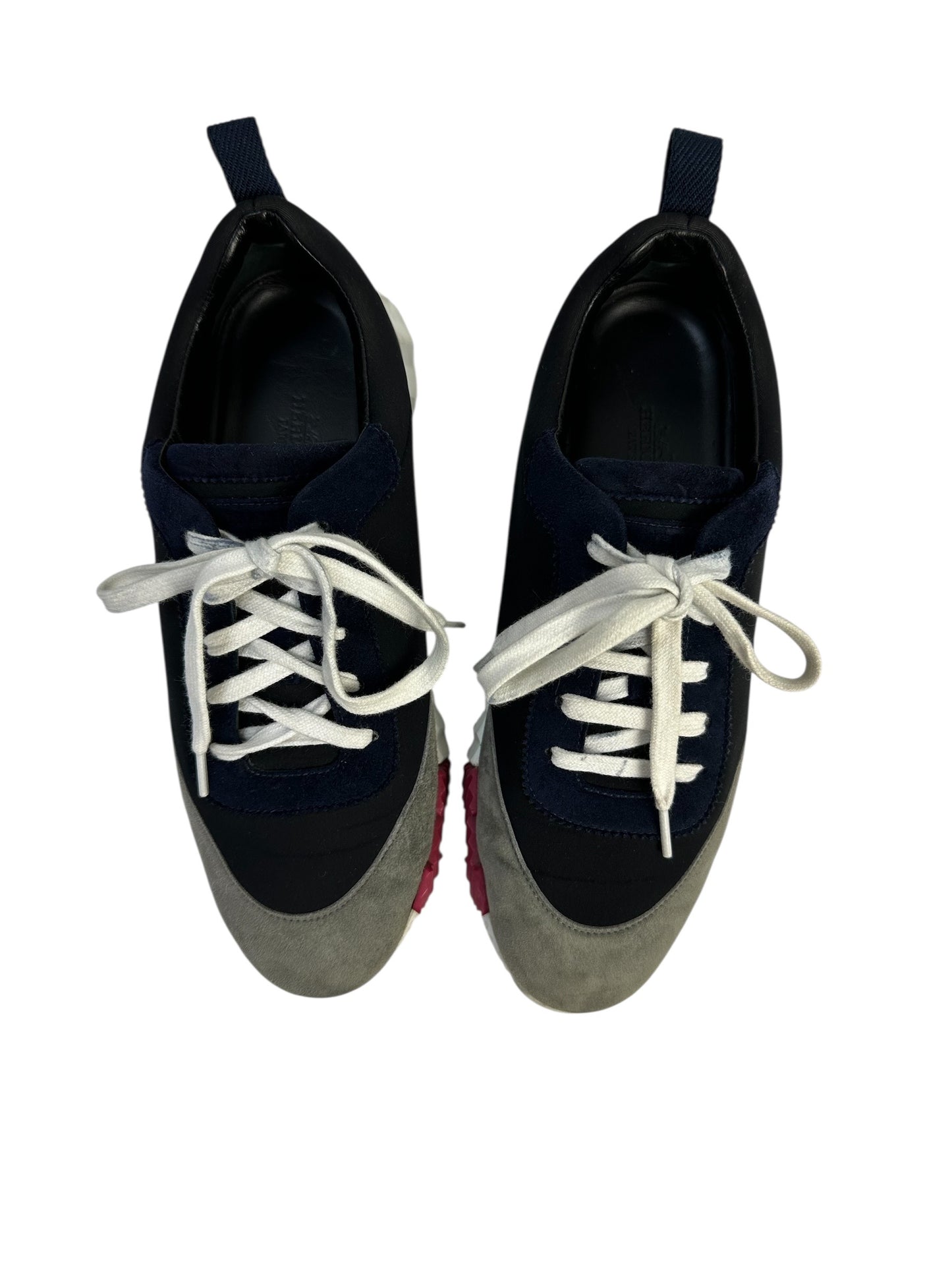 Sneakers with contrast sole