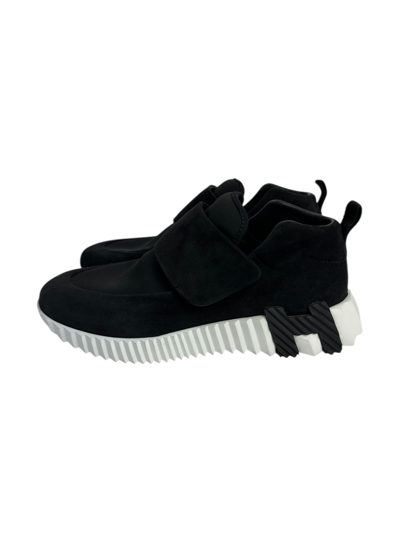 Sneakers with contrast sole