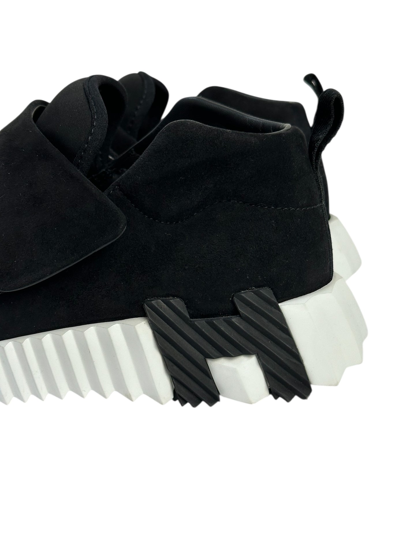 Sneakers with contrast sole