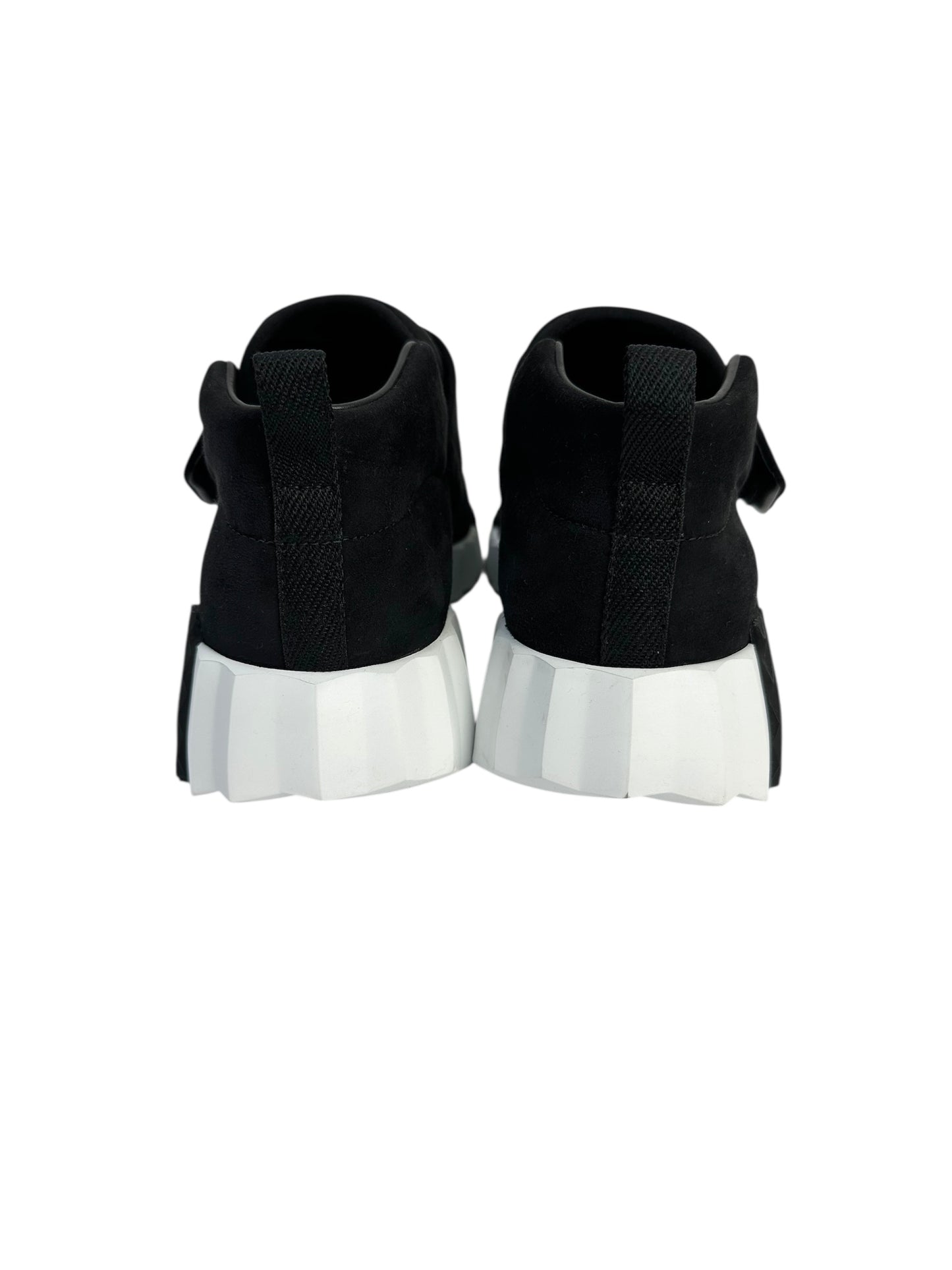 Sneakers with contrast sole