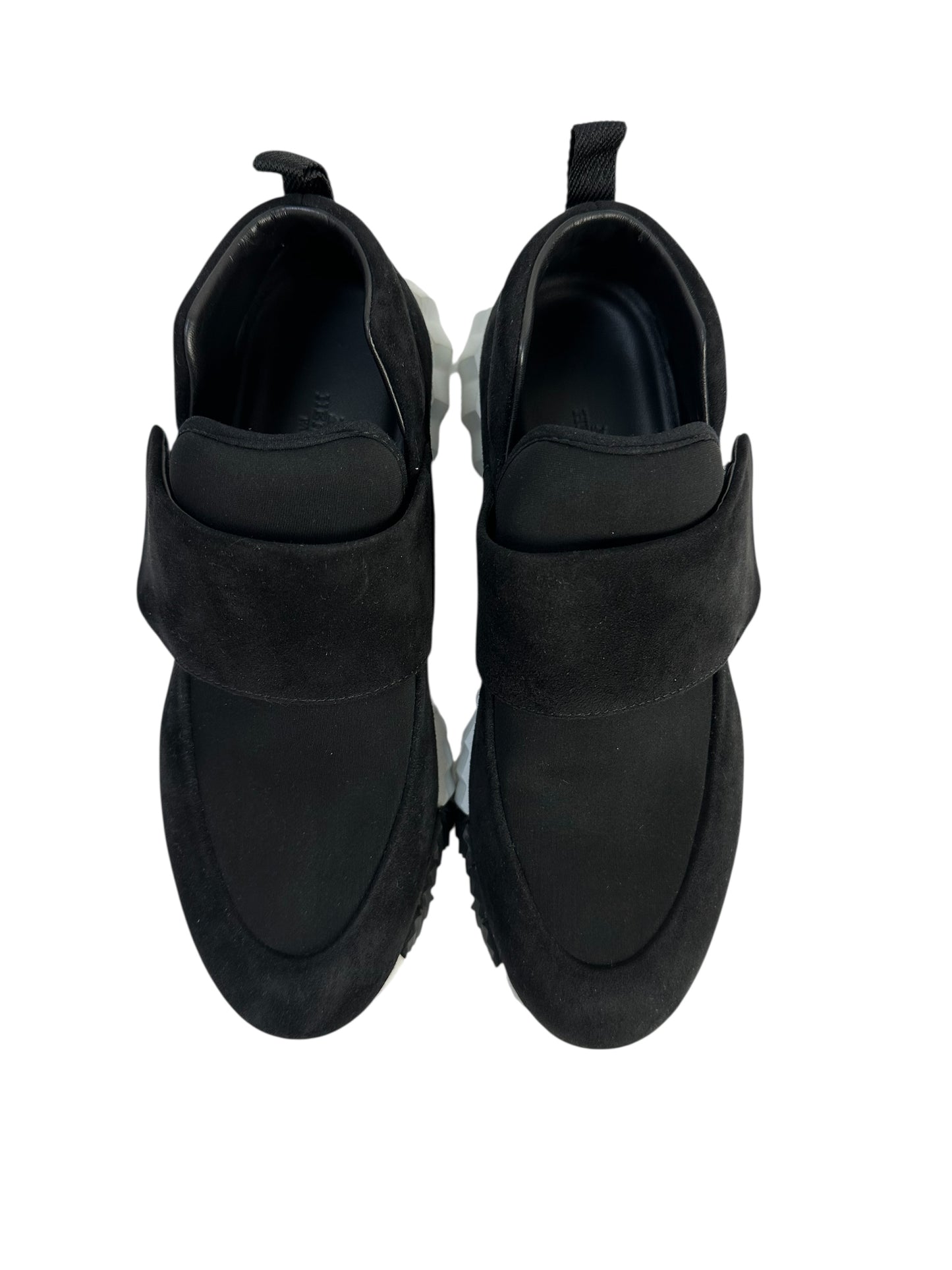 Sneakers with contrast sole