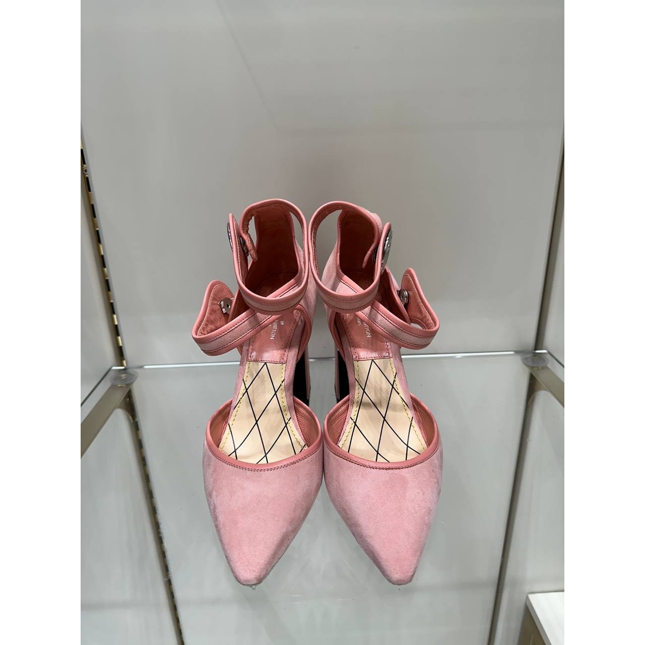 Louis Vuitton Pink Suede LV Circle Pumps EU 38  Pre-owned