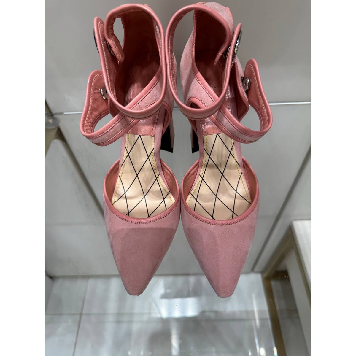 Louis Vuitton Pink Suede LV Circle Pumps EU 38  Pre-owned
