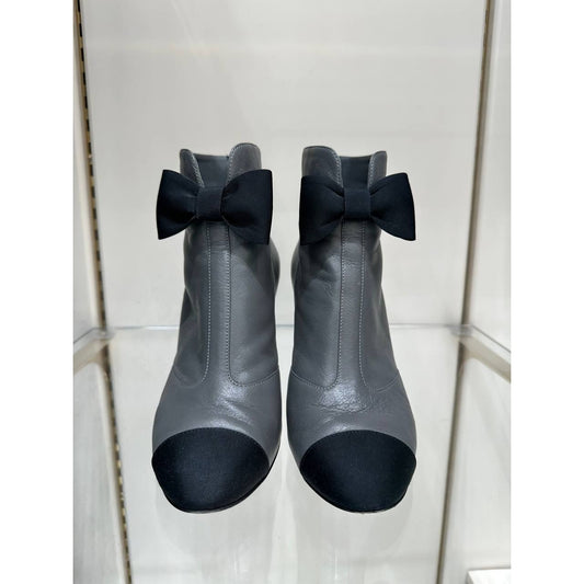 Chanel Gray Leather Ankle Boots Sz.37.5 Pre-owned