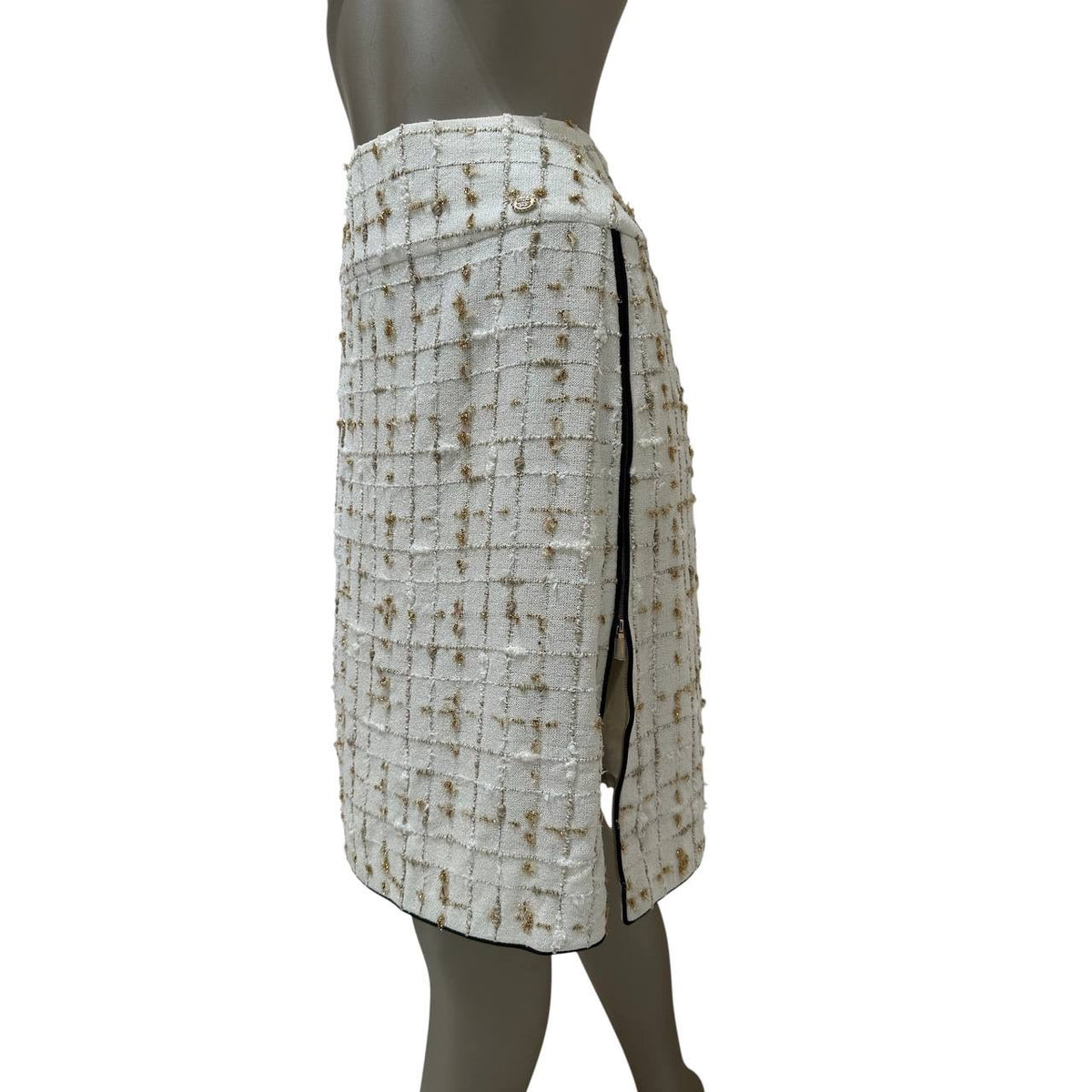 Chanel 2019P White Tweed Jacket Skirt Suit Black Bow Trim Size 38 Pre-owned