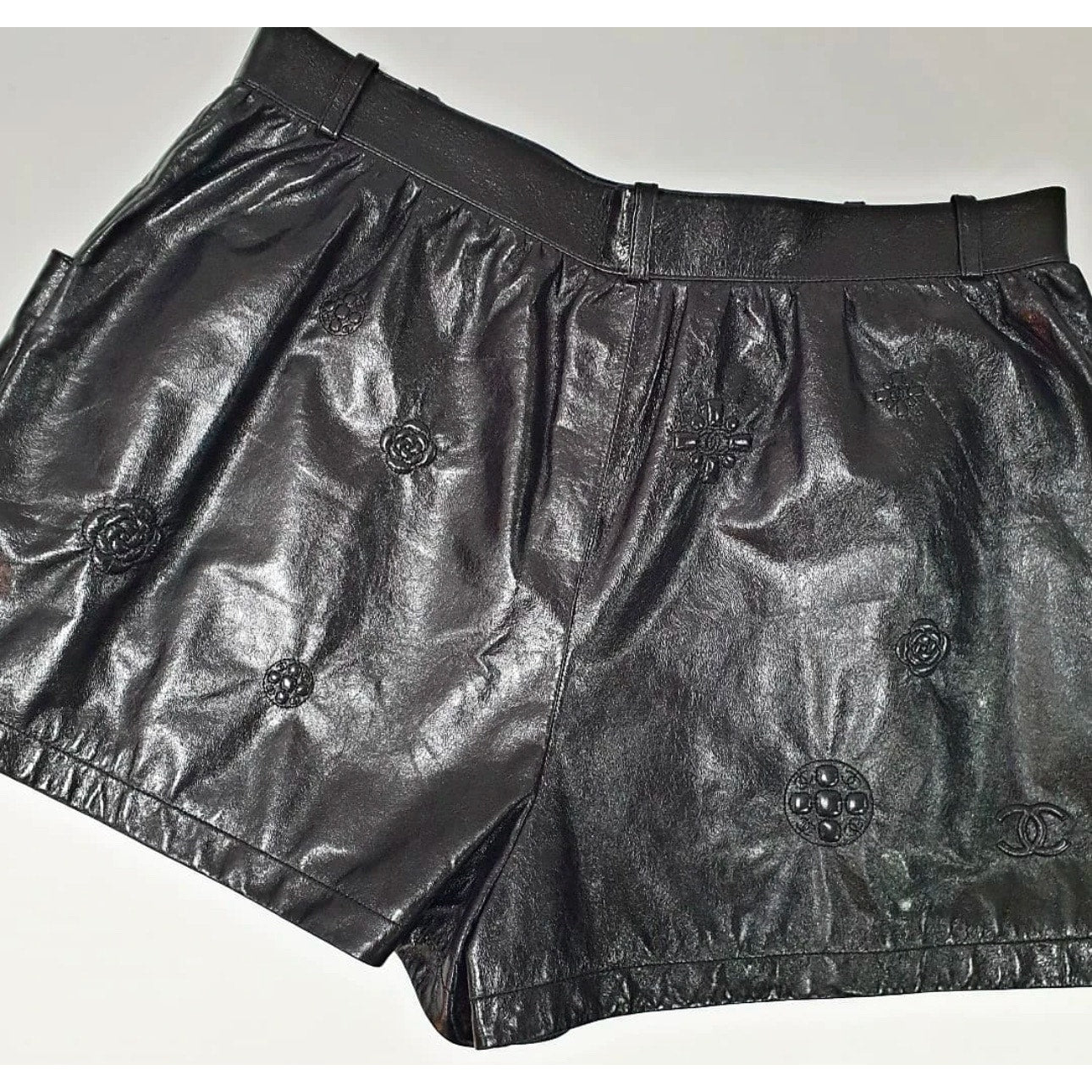 Chanel Black Leather Camellia CC logo Shorts Sz.46 pre-owned