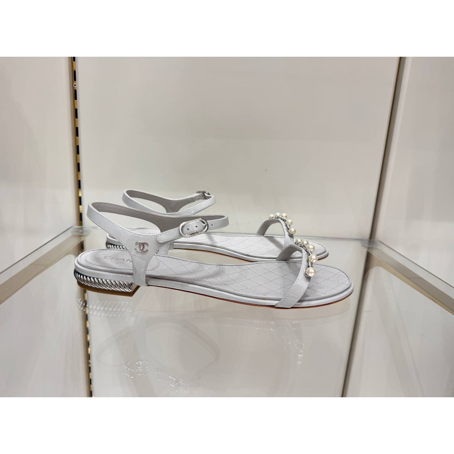 NWOB Chanel White Patent Pearl Chain Embellished Sandals Sz.41 Pre-owned
