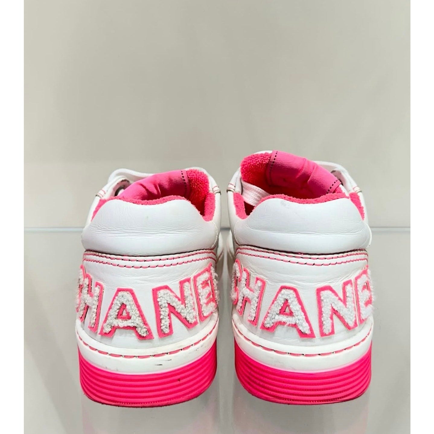 Chic Chanel White Calfskin Low-Top CC Logo Sneakers Size 36 pre-owned