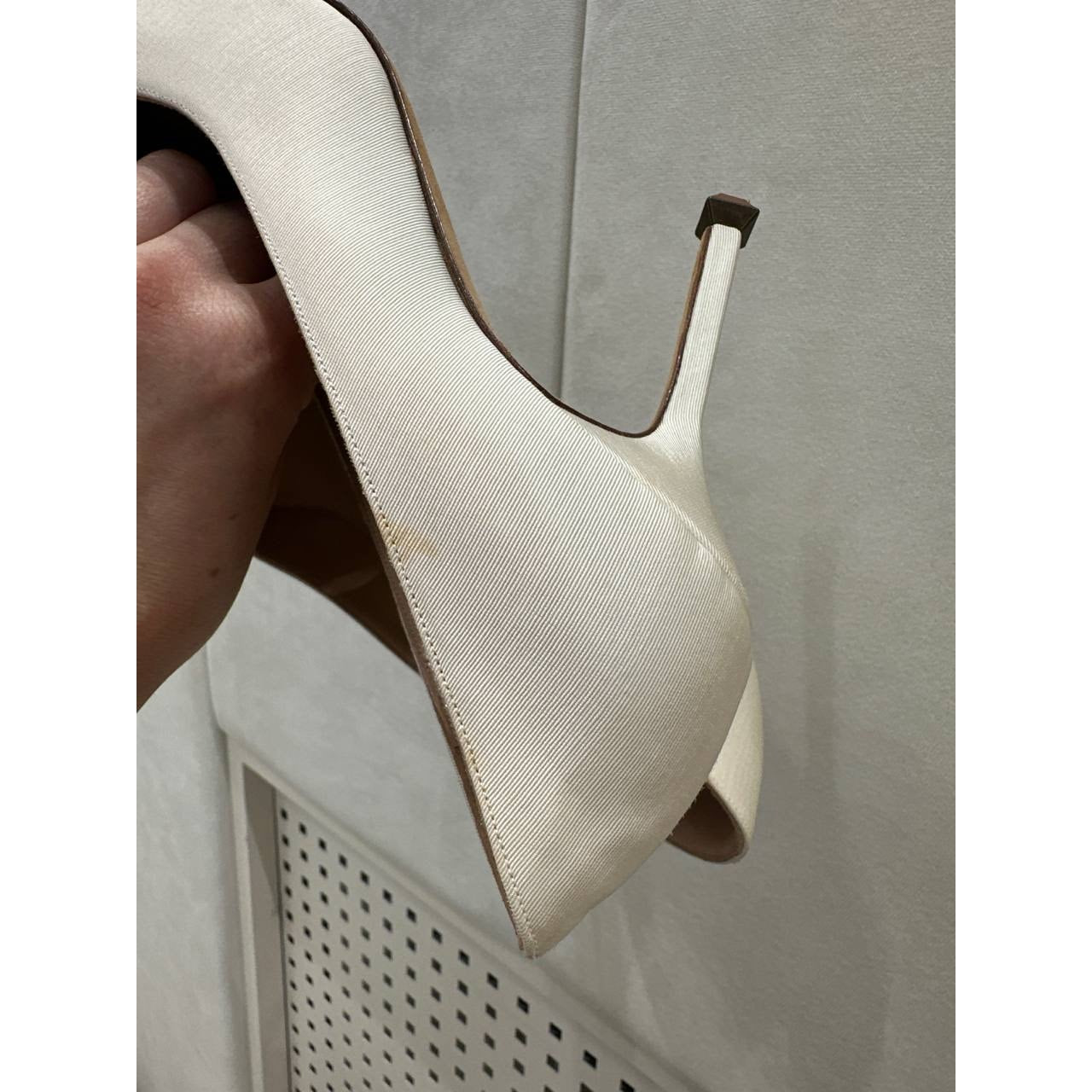 Manolo Blahnik Hangisi Ivory Satin Pumps Sz 39 Pre-owned