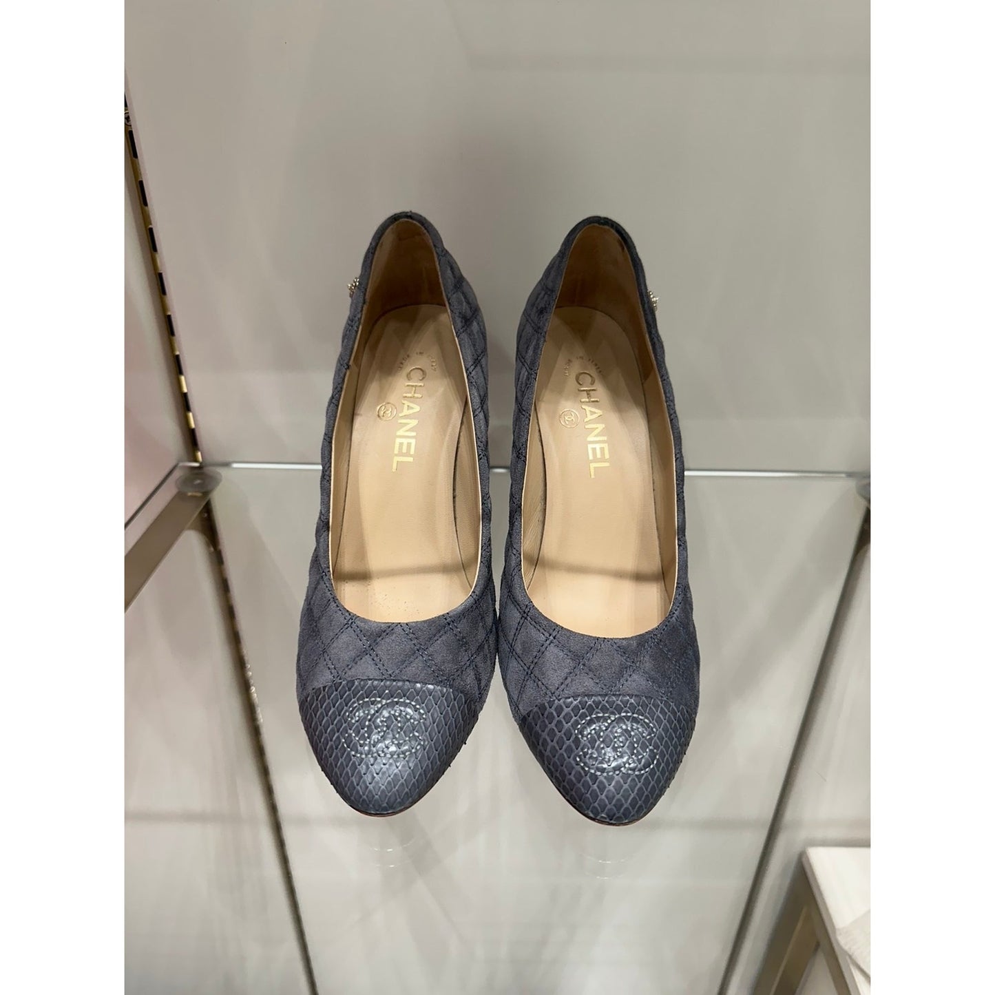 Chic Chanel Grey Quilted Suede Python Cap Toe CC Pumps 38 Pre-owned