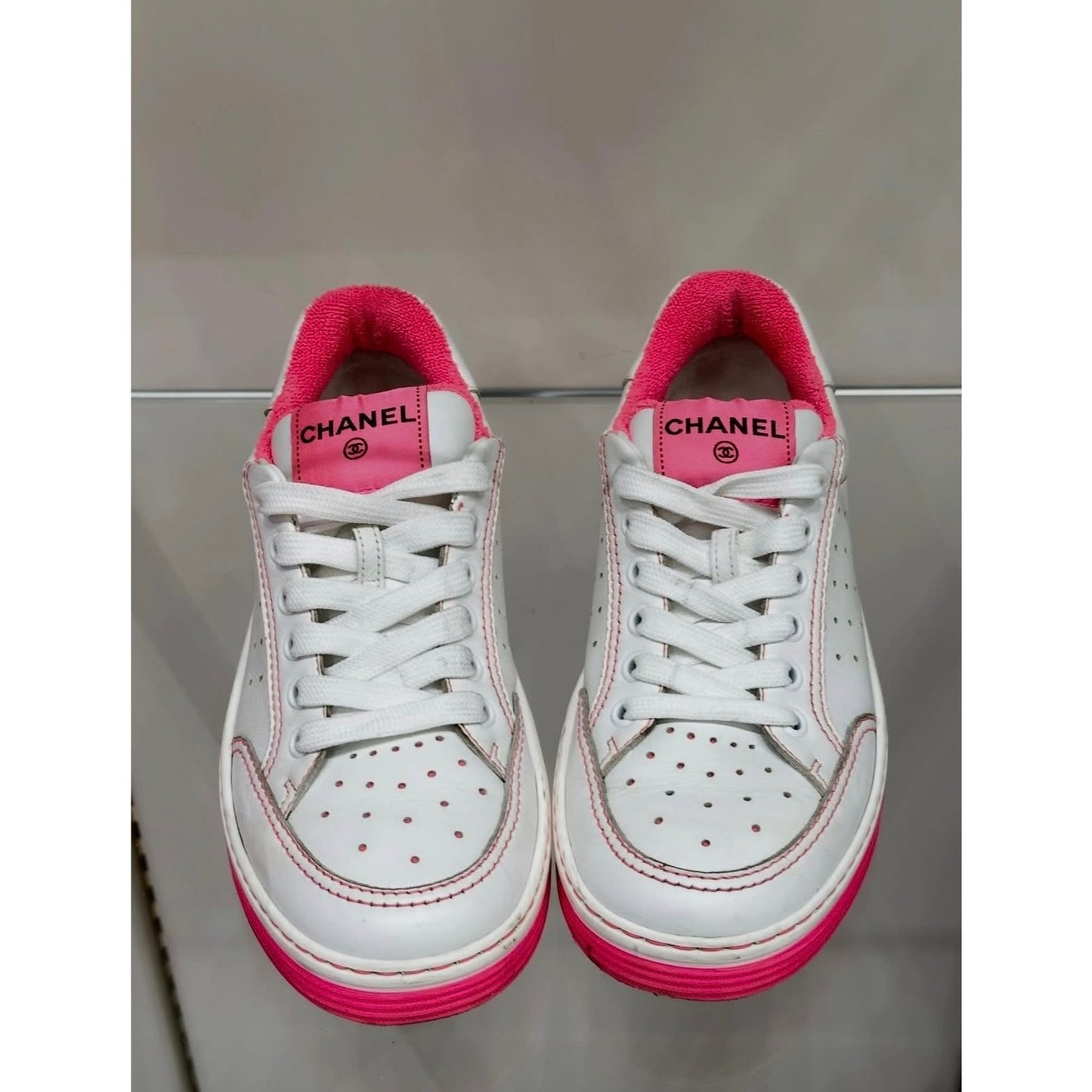 Chic Chanel White Calfskin Low-Top CC Logo Sneakers Size 36 pre-owned