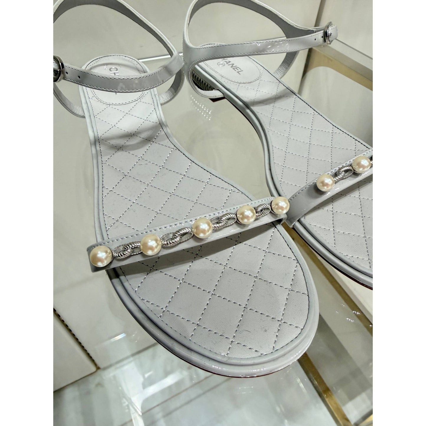 NWOB Chanel White Patent Pearl Chain Embellished Sandals Sz.41 Pre-owned