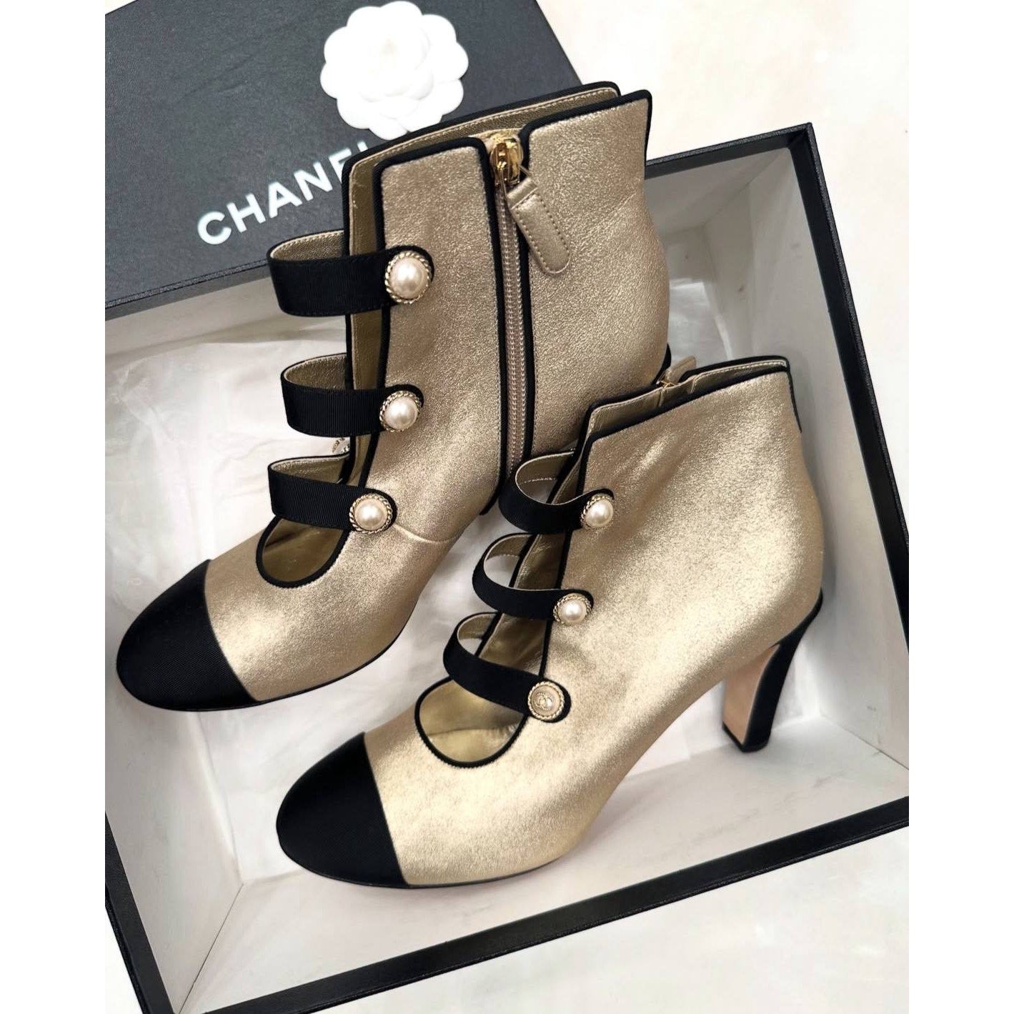 NWOB Chanel 2018 Gold Toe Pearl Button Leather Ankle Boots Sz.40 Pre-owned