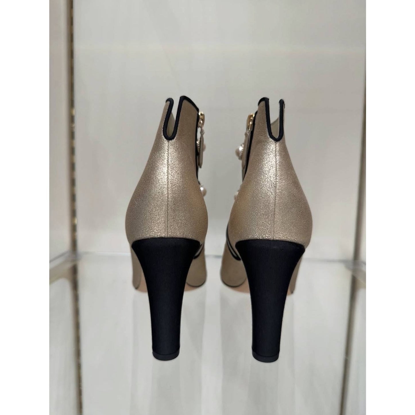NWOB Chanel 2018 Gold Toe Pearl Button Leather Ankle Boots Sz.40 Pre-owned