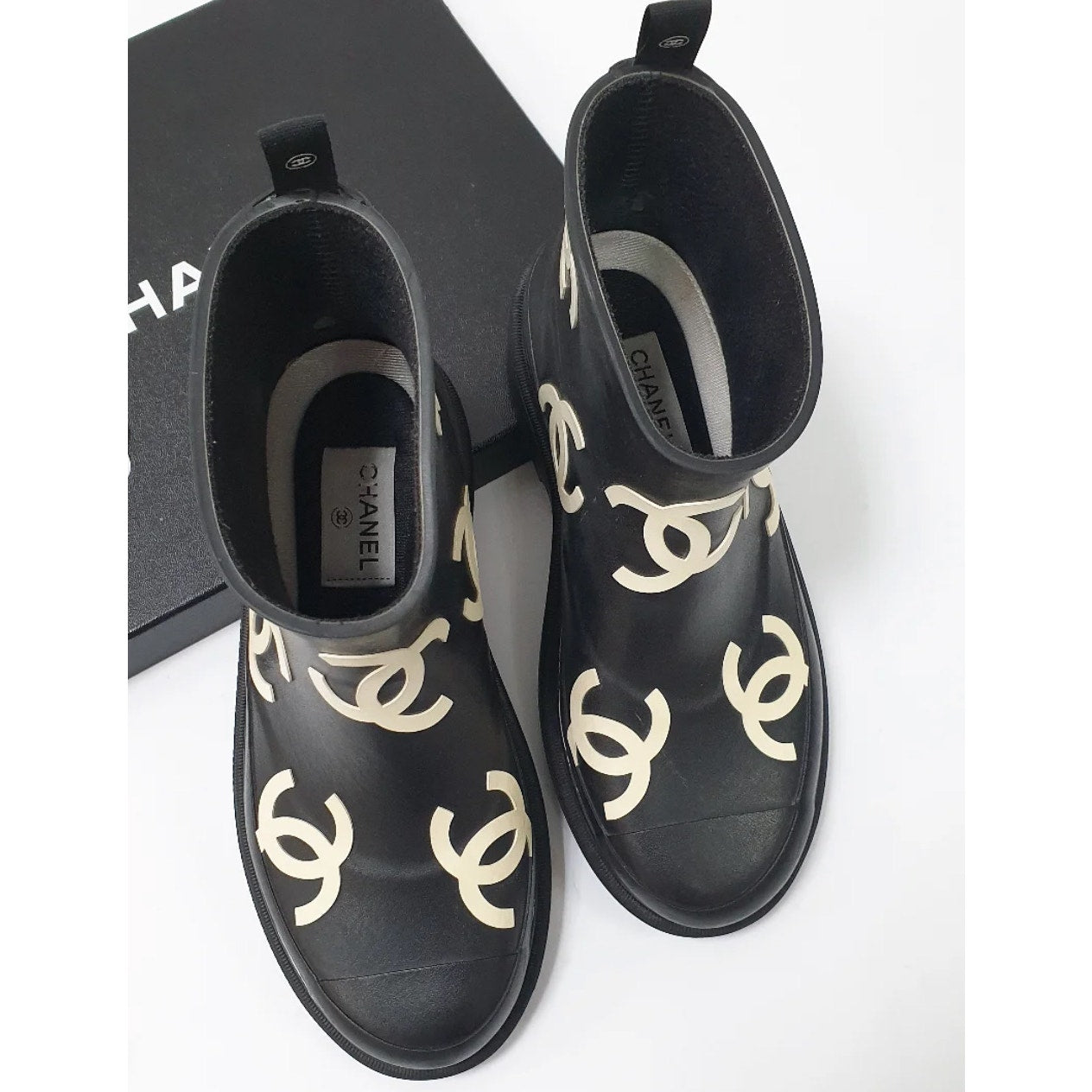 Chanel Black RubberInterlocking CC Logo  Rain Boots Sz 37 Pre-owned
