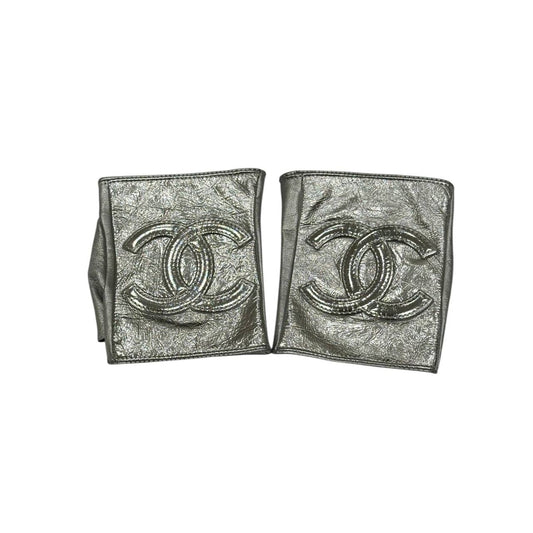 CHANEL CC Logo Metallic Silver Fingerless Gloves - Size 7 Pre-owned