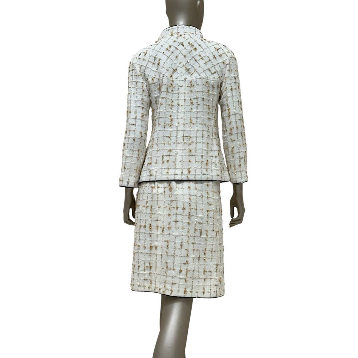 Chanel 2019P White Tweed Jacket Skirt Suit Black Bow Trim Size 38 Pre-owned