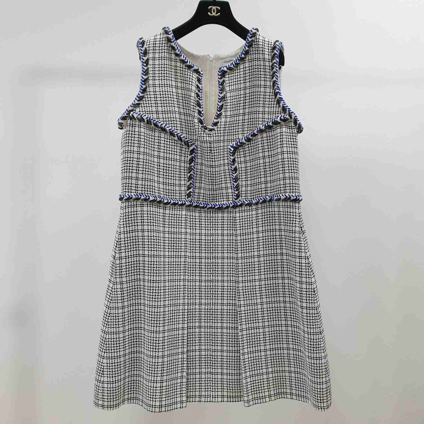 CHANEL White Blue Sleeveless Chevron Trim Shift Silver Tweed Dress Sz.46 Pre-owned