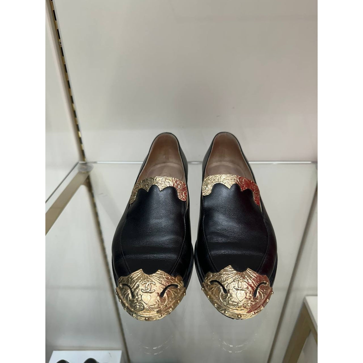 Chanel Paris Dallas Black Leather Gold Medallion Loafers Sz.37 Pre-owned