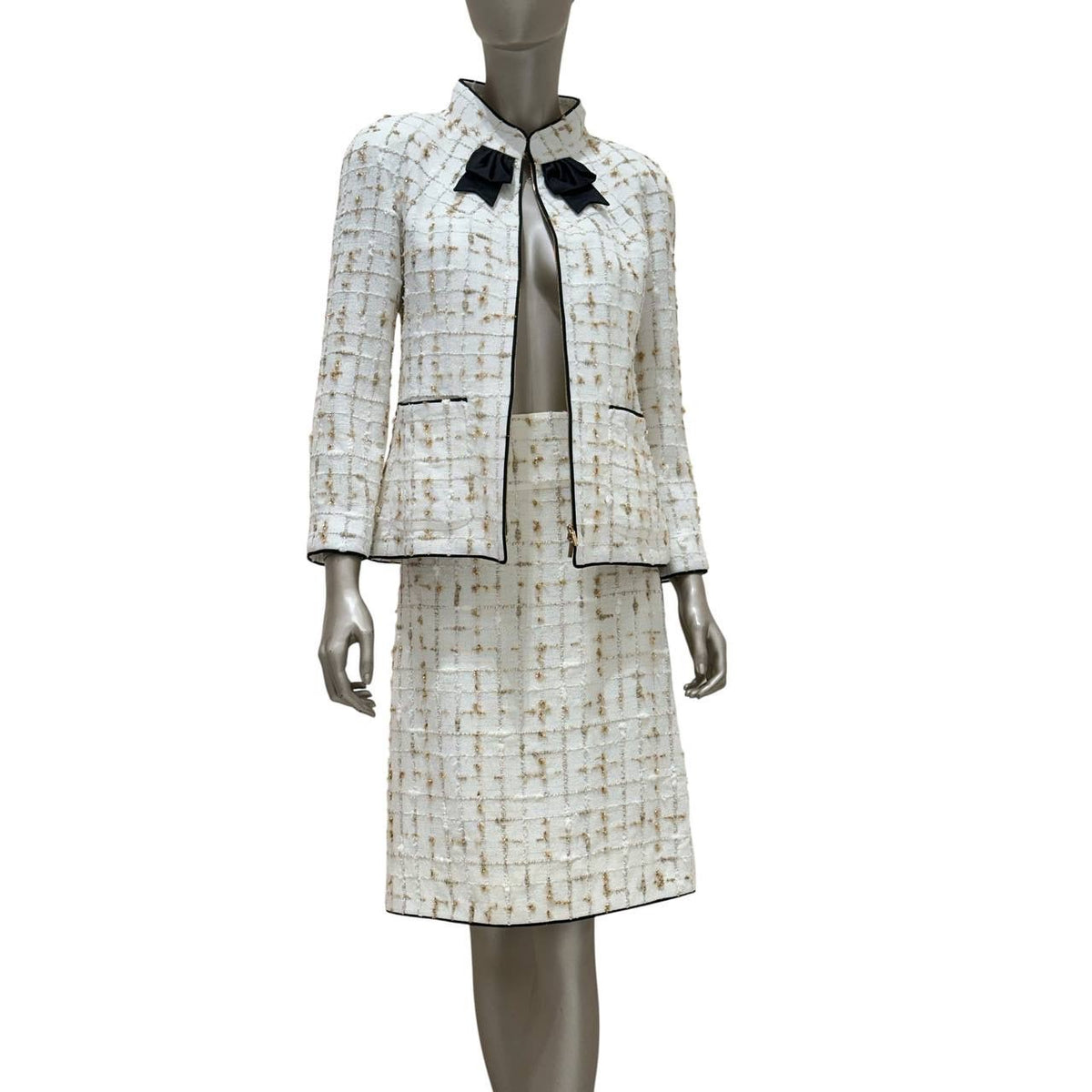 Chanel 2019P White Tweed Jacket Skirt Suit Black Bow Trim Size 38 Pre-owned