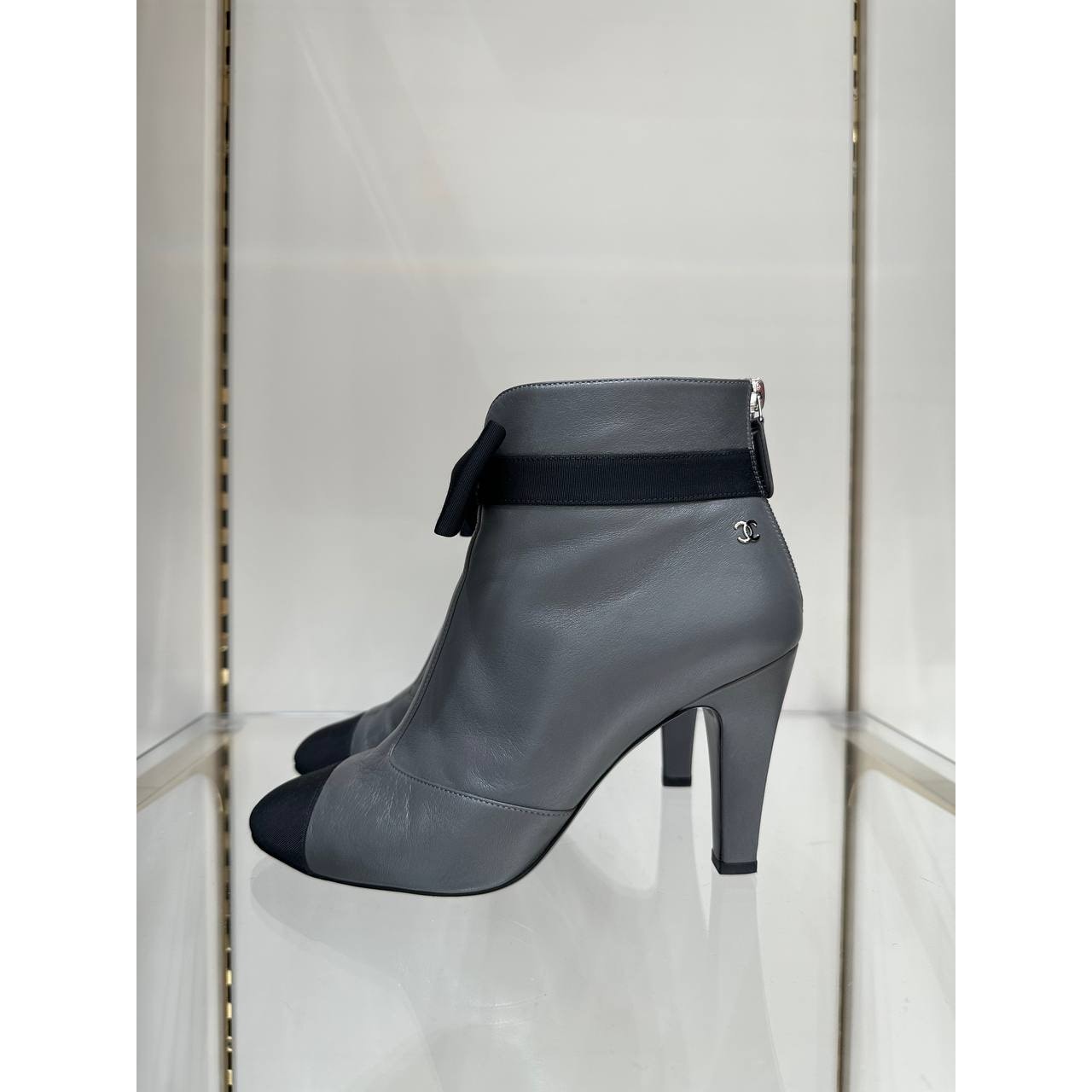 Chanel Gray Leather Ankle Boots Sz.37.5 Pre-owned