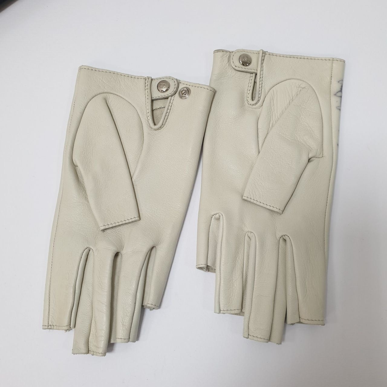 Elegant Chanel Lambskin Fingerless Gloves - Size 7 Pre-owned