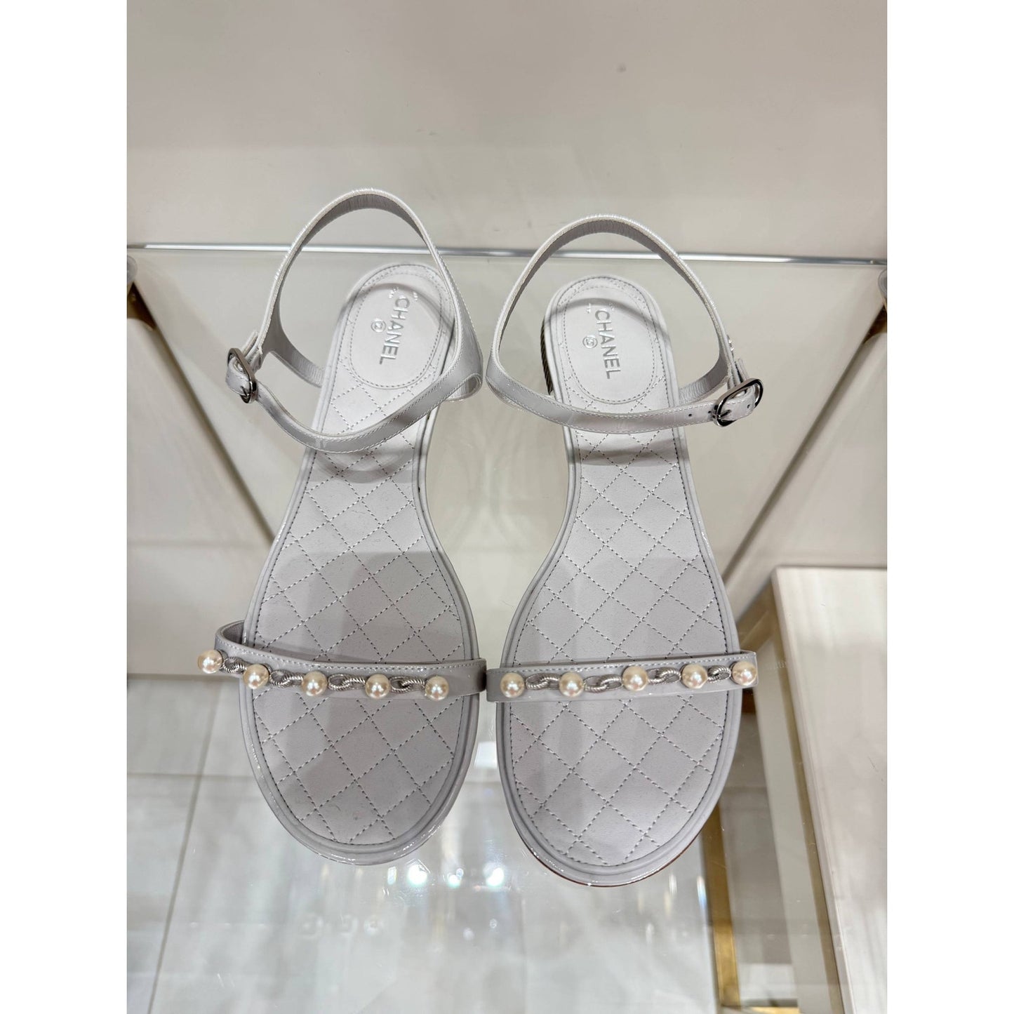 NWOB Chanel White Patent Pearl Chain Embellished Sandals Sz.41 Pre-owned